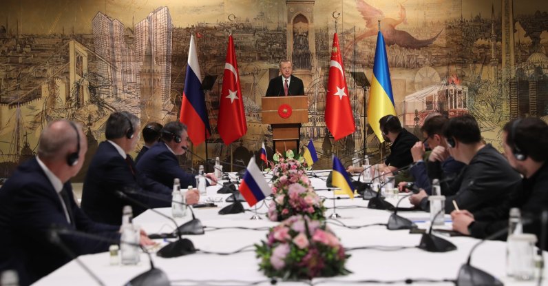 President Recep Tayyip Erdoğan (C, back) addresses the Russian (L) and Ukrainian (R) delegations before their talks in Istanbul, Turkey, March 29, 2022. (EPA)