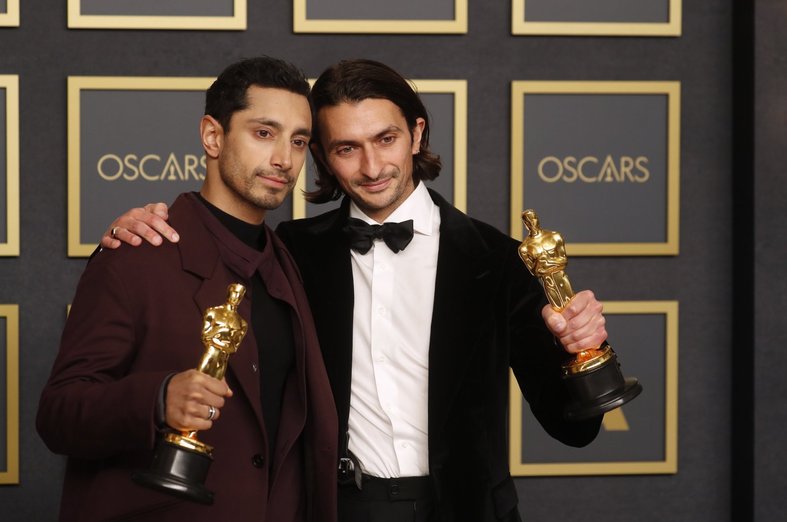 Riz Ahmed menjadi aktor Muslim pertama yang memenangkan Oscar film pendek