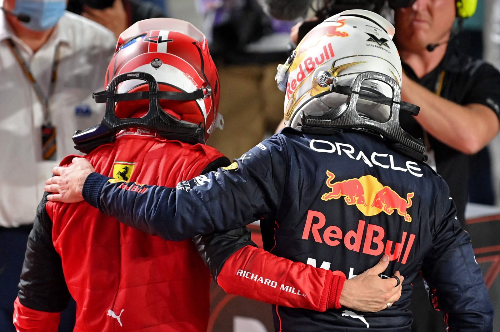Ferrari&#039;s Charles Leclerc (L) greets Red Bull&#039;s Max Verstappen (R) after the 2022 Saudi Arabia F1 GP, Jeddah, Saudi Arabia, March 27, 2022. (AFP Photo)