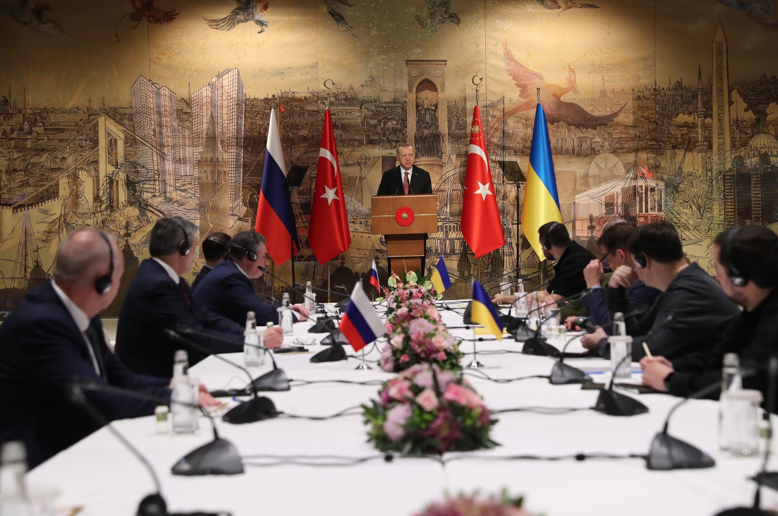 President Recep Tayyip Erdoğan (C, back) addresses the Russian (L) and Ukrainian (R) delegations before their talks in Istanbul, Turkey, March 29, 2022. (EPA Photo)