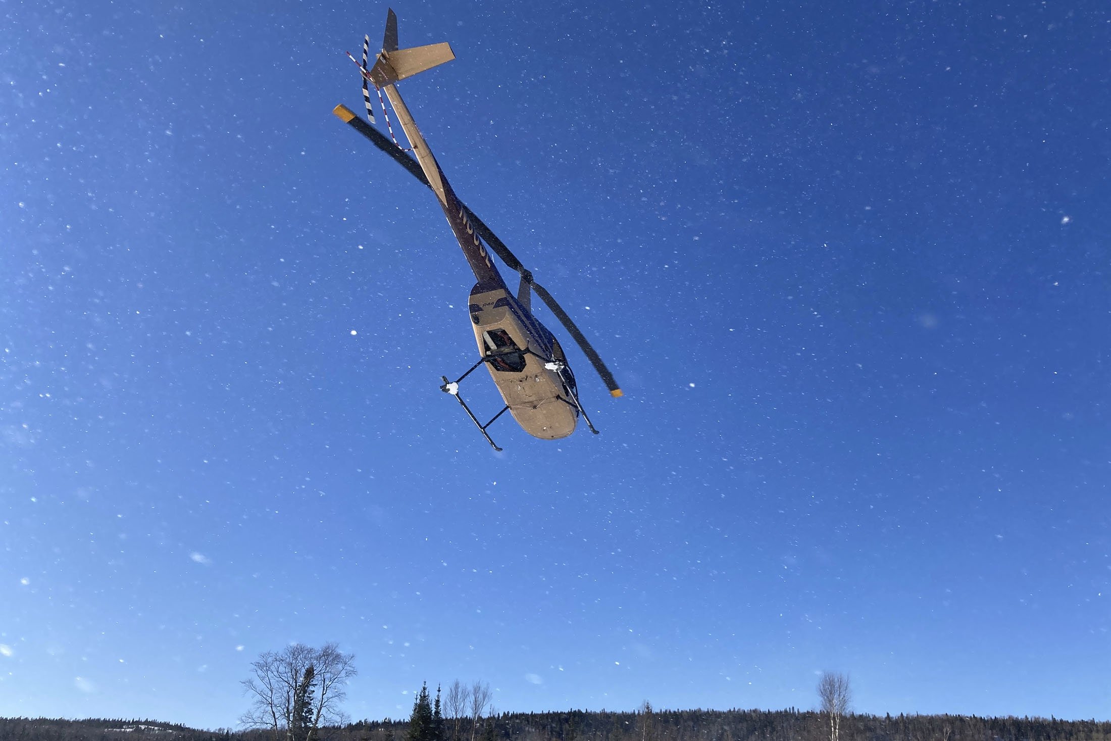 Sebuah helikopter lepas landas untuk mencari rusa dan rusa besar dari udara sebagai bagian dari upaya untuk menguji satwa liar untuk virus corona dan mengambil sampel biologis lainnya, di Grand Portage, Minnesota, AS, 1 Maret 2022. (AP Photo)