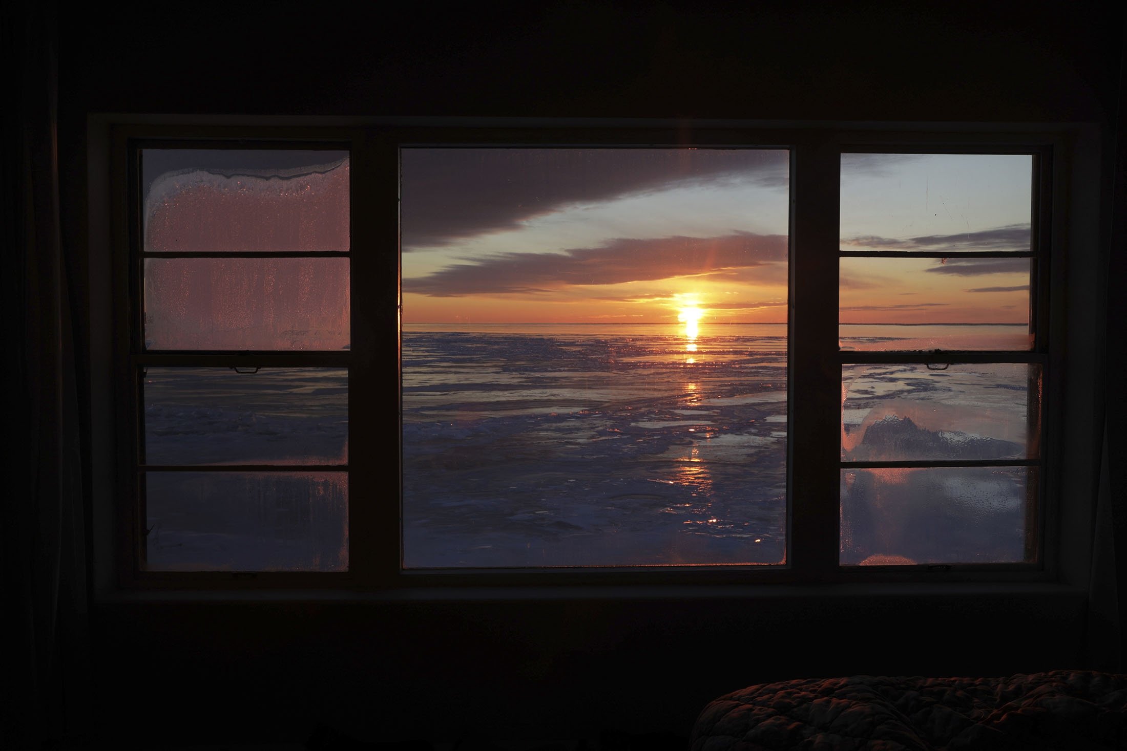 Matahari terbit di atas Danau Superior yang dingin di Grand Marais, Minnesota, AS, 3 Maret 2022. (AP Photo)