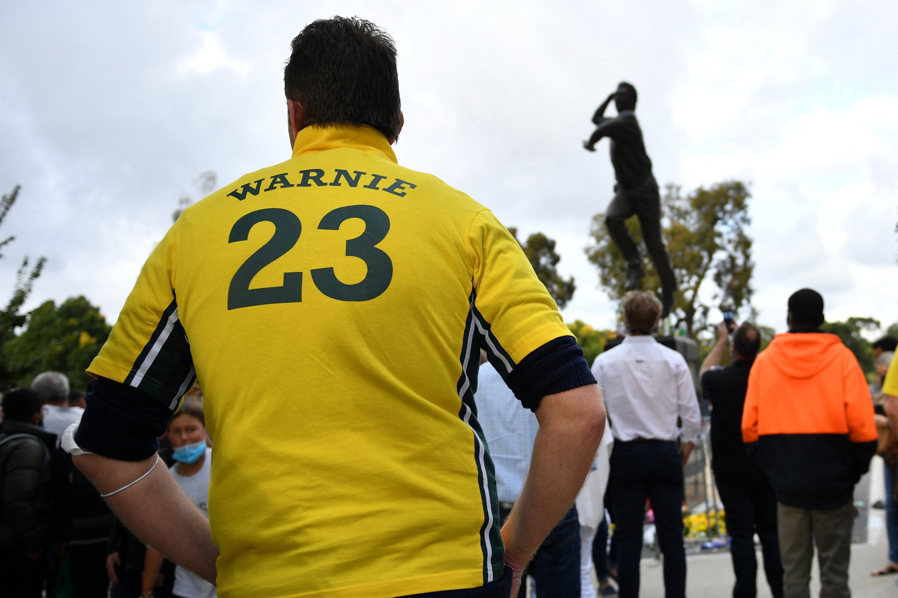 Penggemar kriket tiba untuk menghadiri upacara peringatan kenegaraan untuk mantan pemain kriket Australia, Shane Warne, di MCG, Melbourne, Australia, 30 Maret 2022. (Foto Reuters)