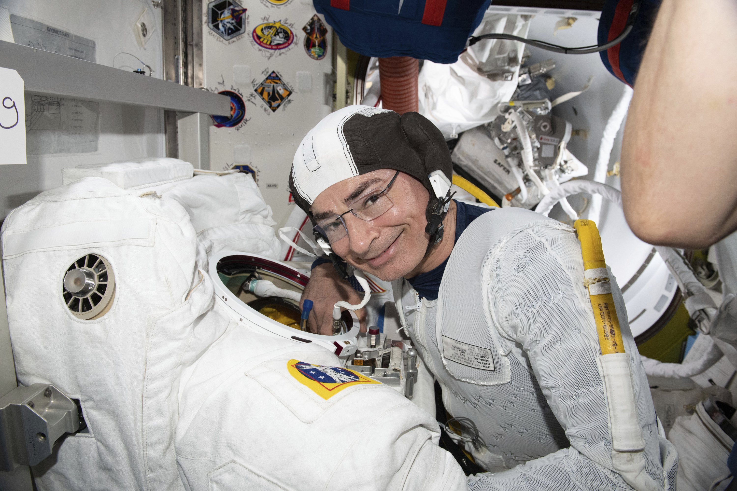 Astronot dan Ekspedisi 65 Insinyur Penerbangan Mark Vande Hei memeriksa pakaian antariksa dalam persiapan untuk perjalanan luar angkasa di Stasiun Luar Angkasa Internasional, 17 Agustus 2021. (NASA via AP)
