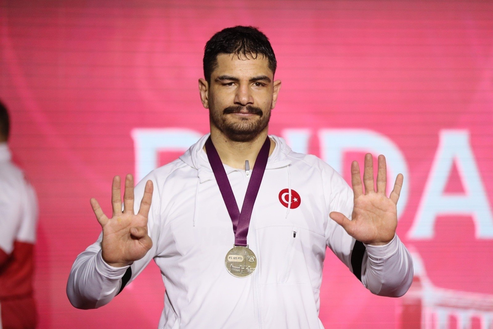 Pegulat Turki Taha Akgül merayakan medali emas kesembilannya di Kejuaraan Eropa setelah memenangkan pertandingan di Budapest, Hongaria, 31 Maret 2022. (AA Photo)