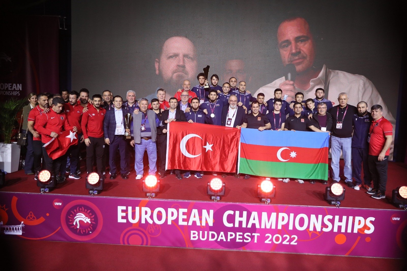 31 Mart 2022'de Macaristan'ın Budapeşte kentinde düzenlenen Avrupa Şampiyonası'nda yarışan Türk ve Azeri takımları fotoğraf çektirdi.  (AA fotoğrafı)