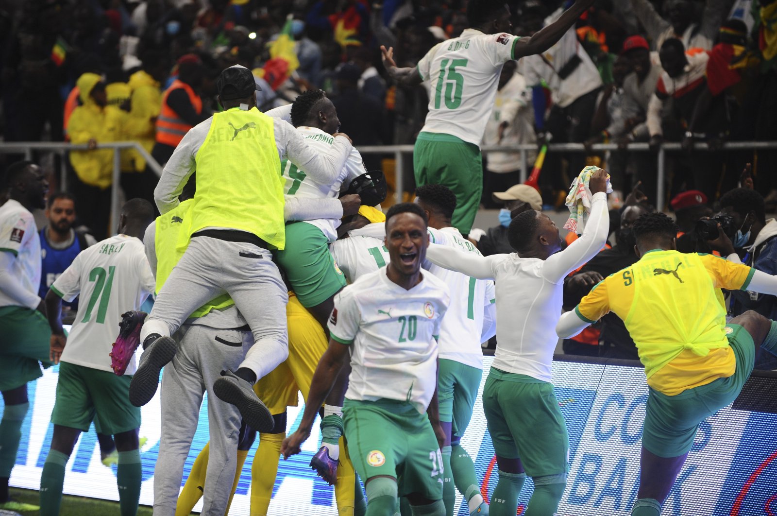 Senegal players celebrate securing their Qatar 2022 World Cup berth over Egypt, Dakar, Senegal, March 29, 2022. (EPA Photo)