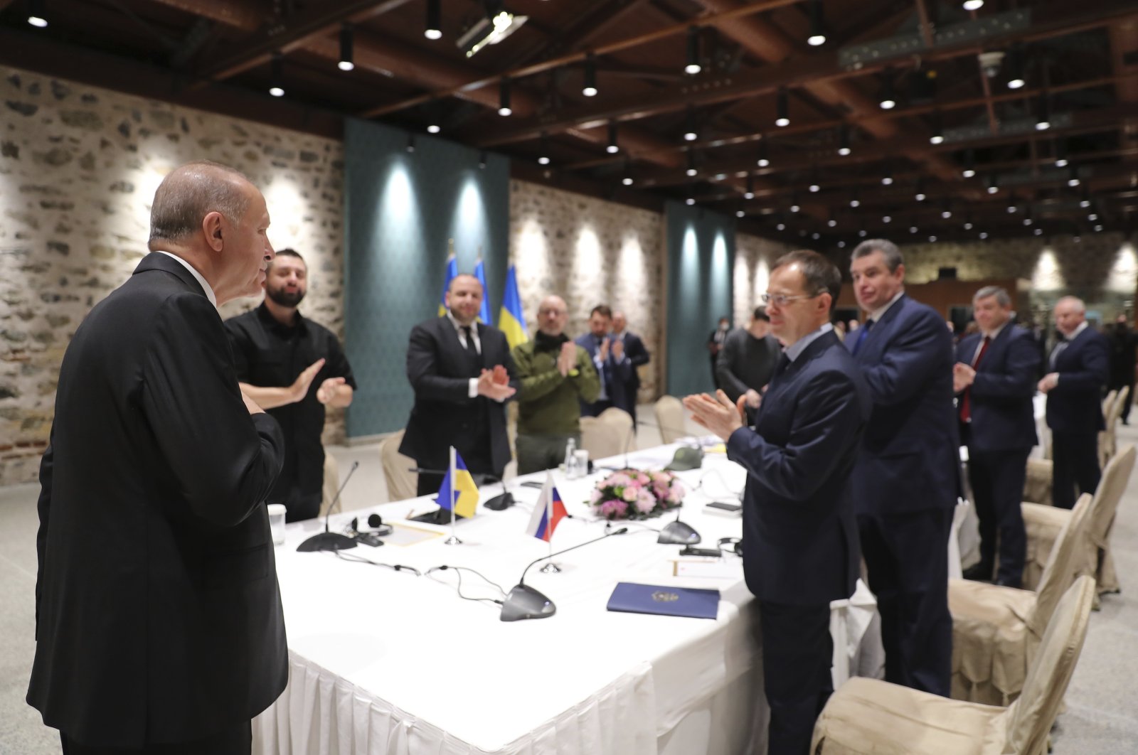 President Recep Tayyip Erdogan (L) welcomes the Russian (R) and Ukrainian delegations ahead of their talks in Istanbul, Turkey, March 29, 2022. (AP Photo)