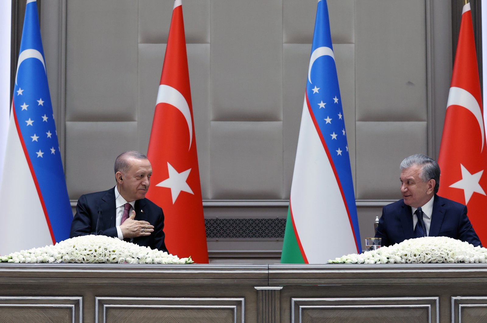 President Recep Tayyip Erdoğan (L) and his Uzbek counterpart Shavkat Mirziyoyev attend bilateral meeting in Tashkent, Uzbekistan, March 29, 2022. (AA Photo)