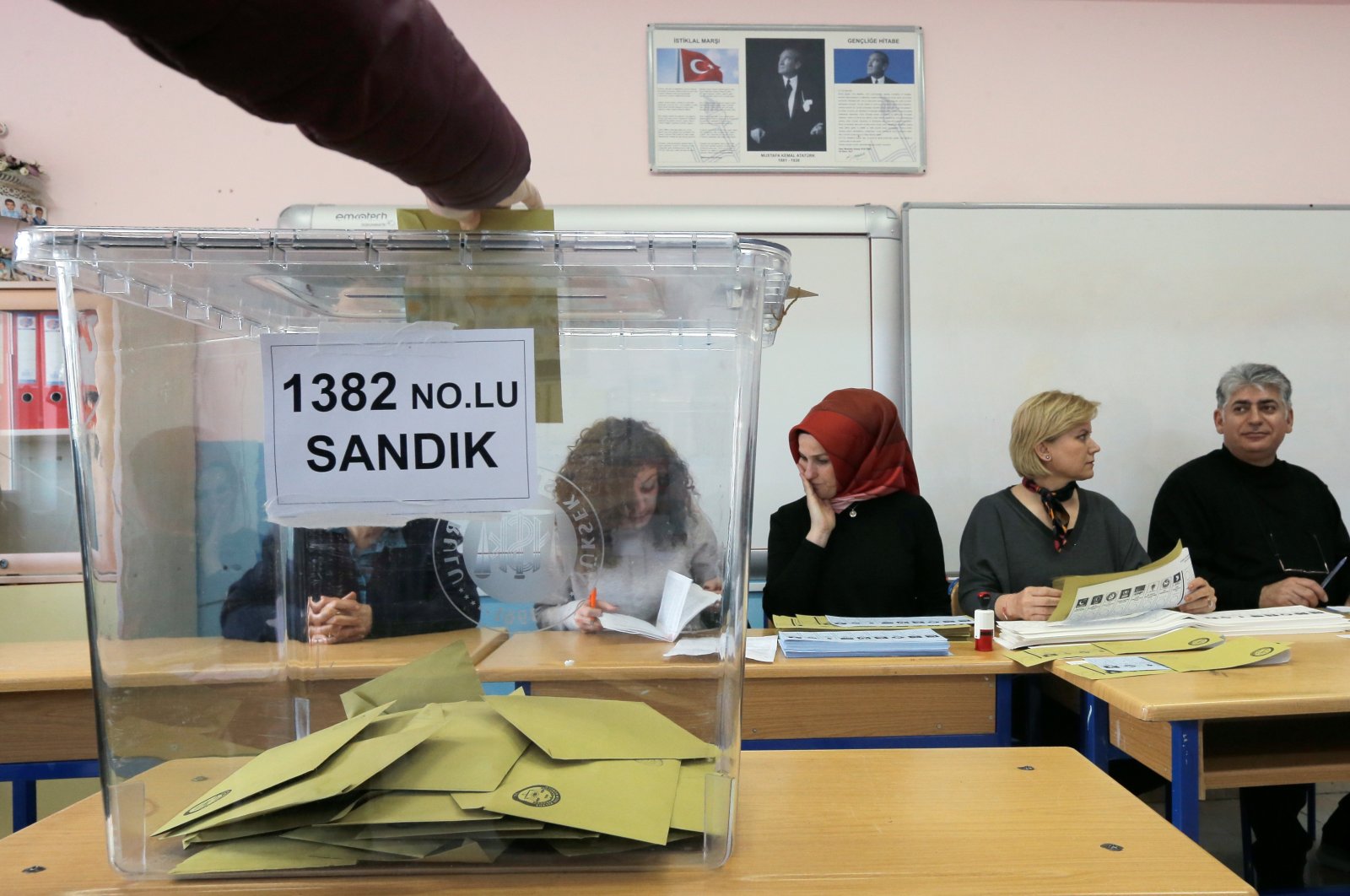 A voter casts a ballot at a polling station during the municipal elections in Istanbul, Turkey, March 31, 2019. (Reuters Photo)