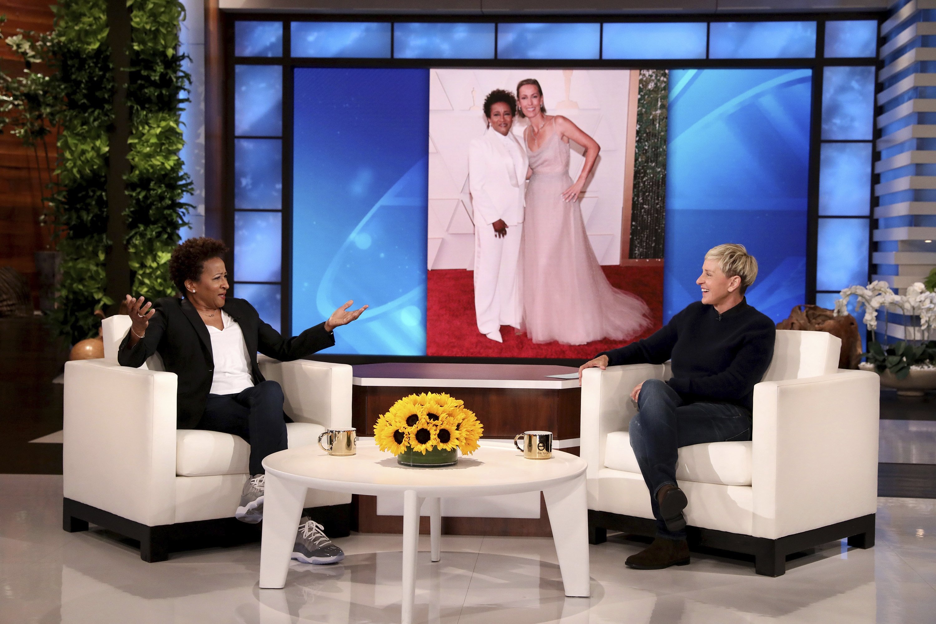 Pada hari Selasa, 29 Maret 2022 ini, foto yang dirilis oleh Warner Bros, pembawa acara talk show Ellen DeGeneres, kanan, berbicara dengan Wanda Sykes, saat merekam 