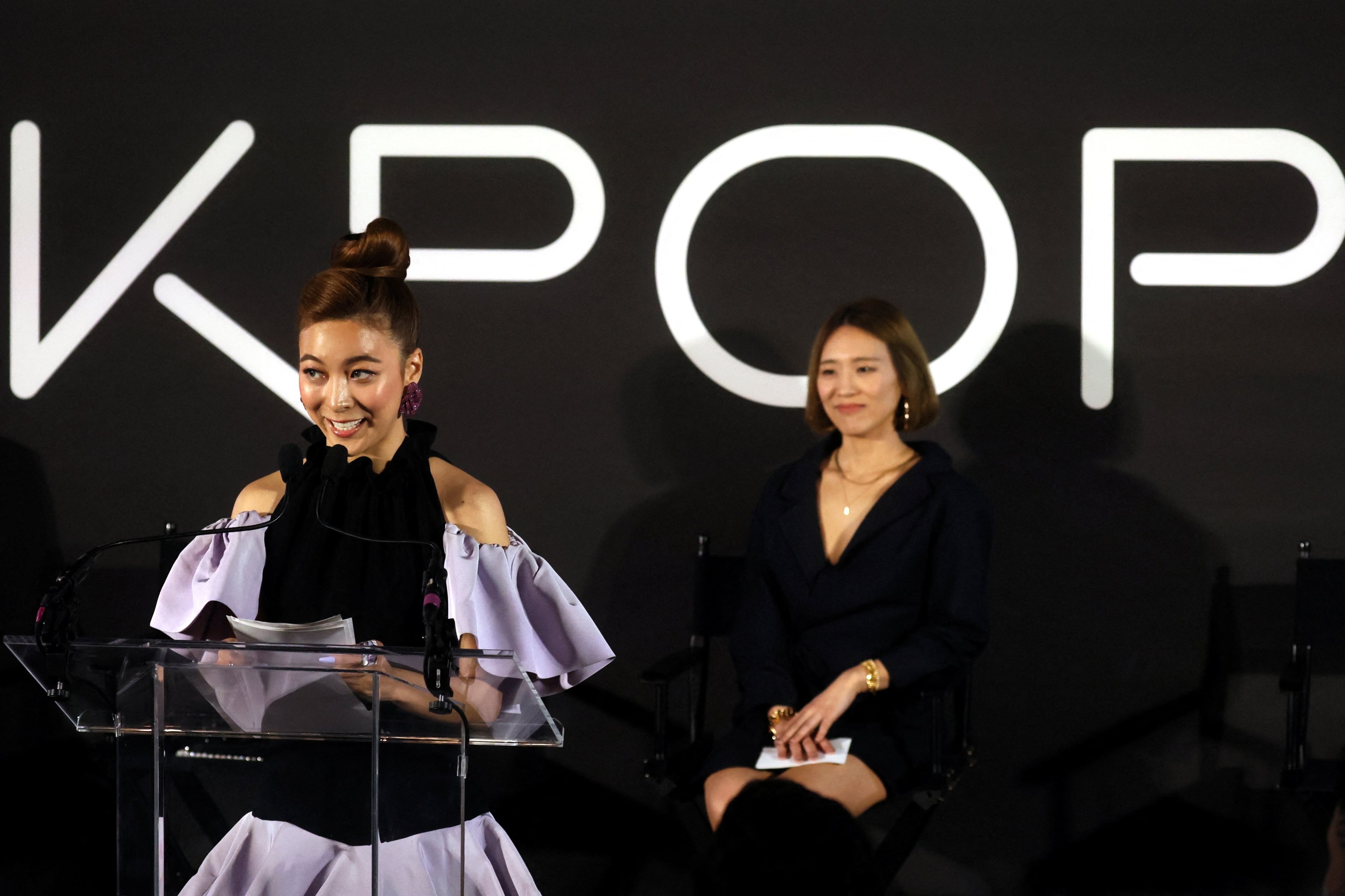 Bintang K-Pop Luna berbicara selama konferensi pers untuk mengumumkan debutnya di Broadway di 