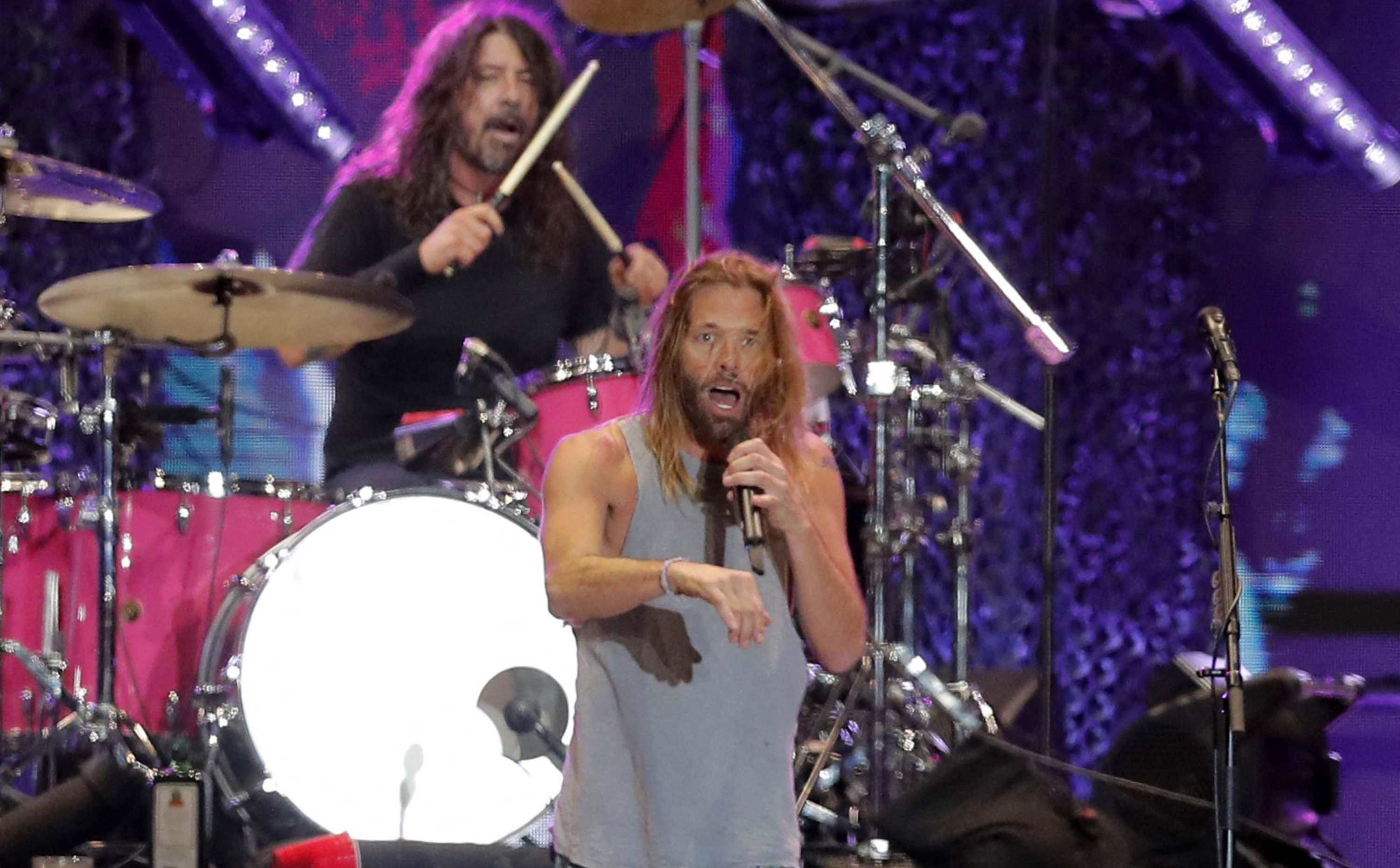 Drummer Foo Fighters Taylor Hawkins dan vokalis Dave Grohl tampil di atas panggung, di festival musik Lollapalooza 2022 di Santiago, 18 Maret 2022. (AFP)