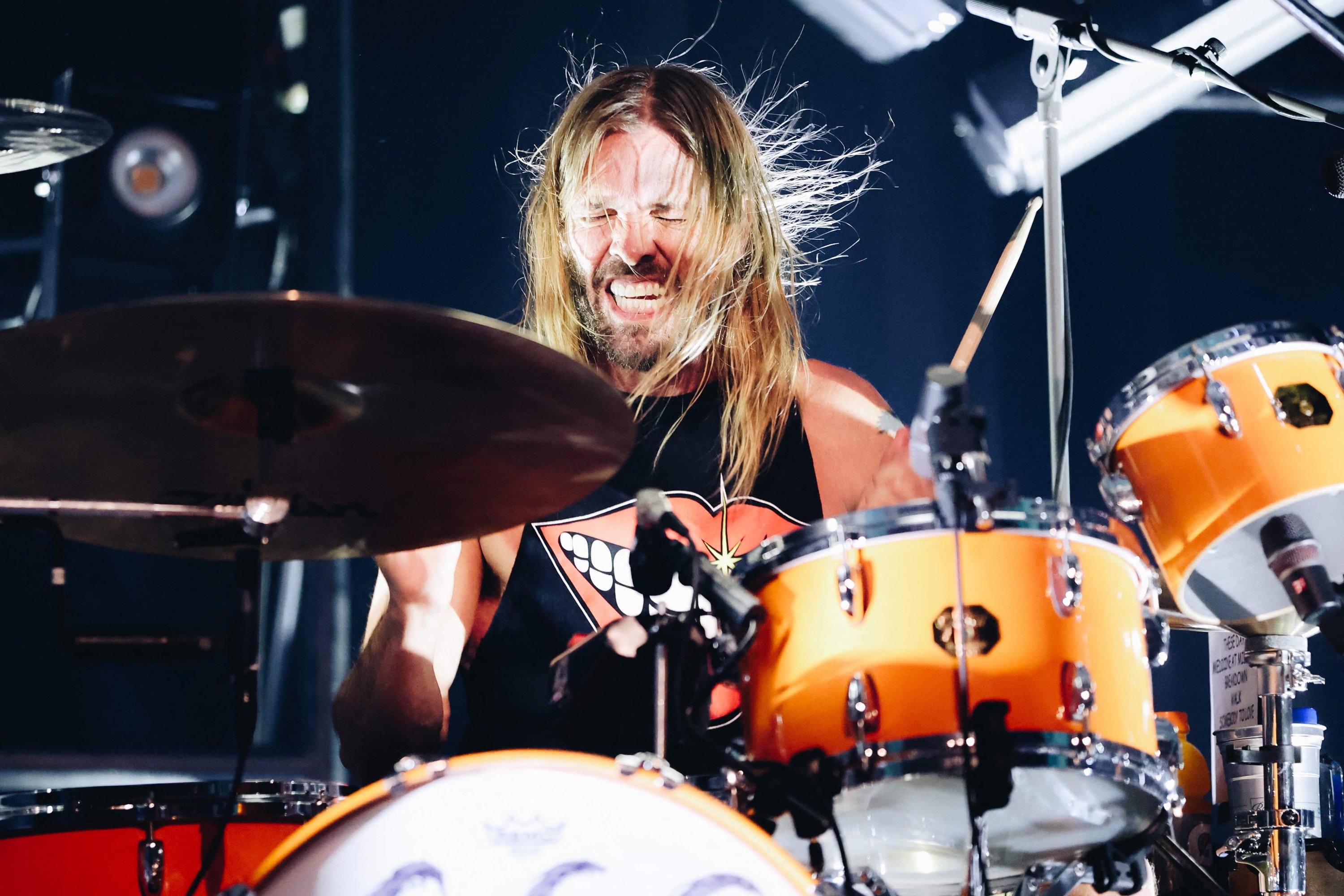Taylor Hawkins dari Foo Fighters tampil di atas panggung di after party untuk pemutaran perdana 'Studio 666' di Los Angeles di Fonda Theatre pada 16 Februari 2022 di Hollywood, California.  (Berkas AFP)