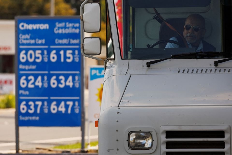 A U.S. postal worker puts his seatbelt on after filing up his vehicle at a gas station in Garden Grove, California, U.S., March 29, 2022. (Reuters Photo)