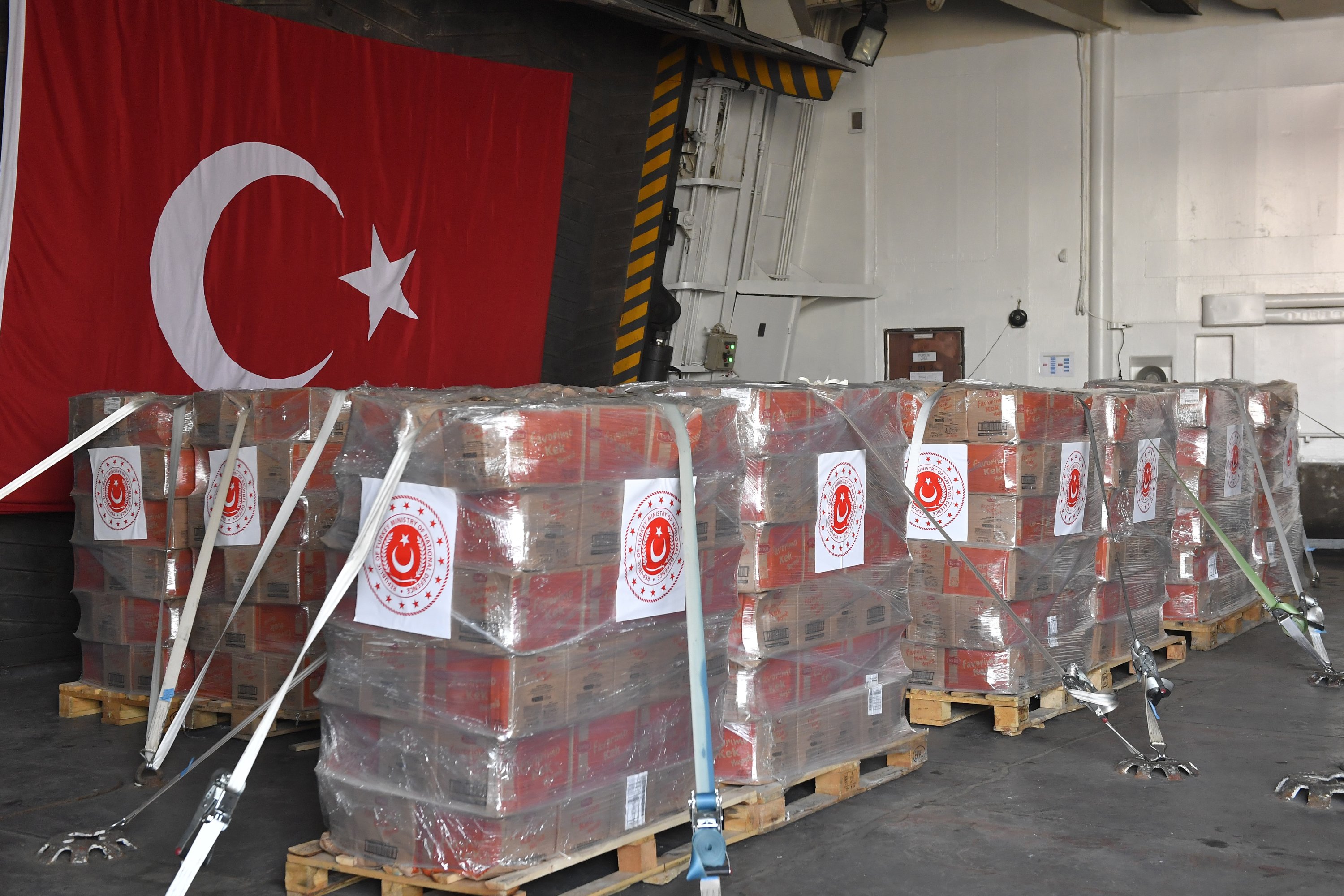 Sebanyak 80 ton bantuan dan perbekalan dikirimkan Turki kepada militer Lebanon di pelabuhan Beirut, 31 Maret 2022. (AA Photo)