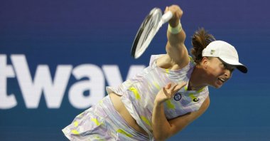 Iga Swiatek serves against Petra Kvitova in the Miami Open women's quarterfinal, Miami, U.S., Mar 30, 2022. (Reuters Photo)