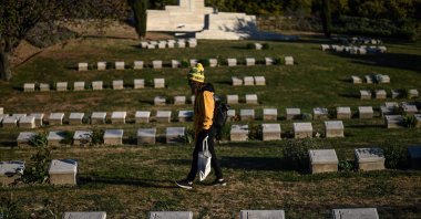 An Australian woman visits shrapnel valley cemetery during a ceremony marking Anzac Day in Gallipoli, Turkey, April 25, 2017. (AFP Photo)