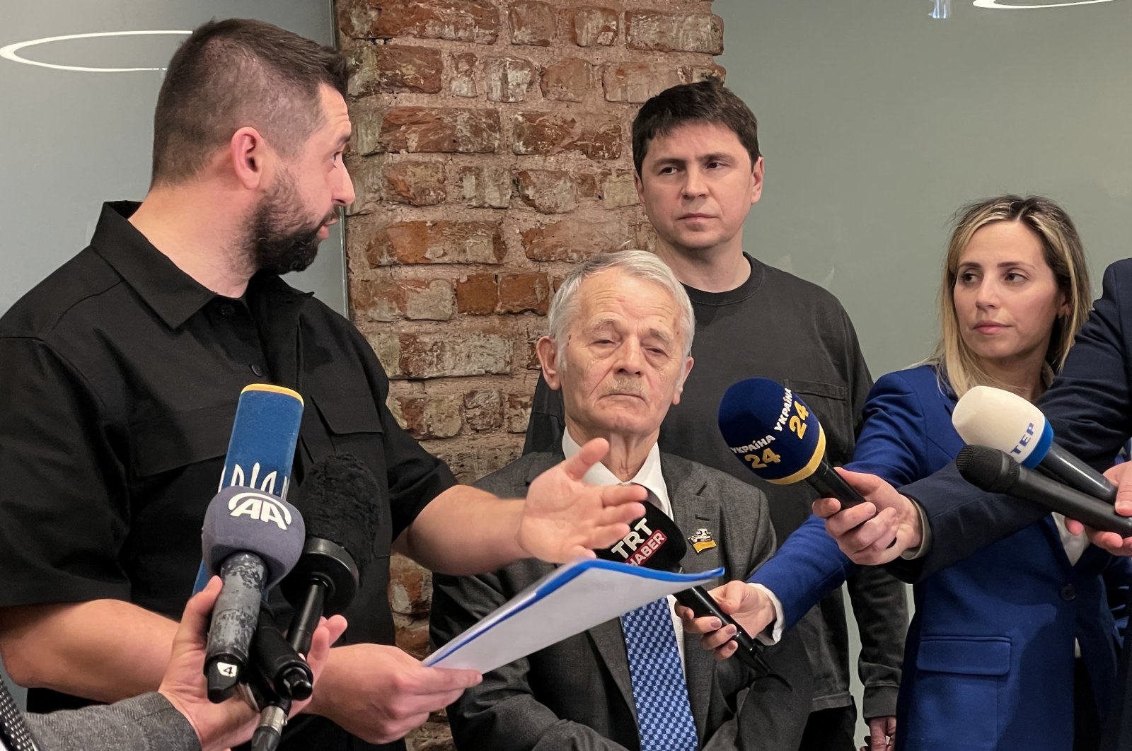 Members of the Ukrainian delegation, David Arakhamia, head of the Servant of the People faction, Mykhailo Podolyak, a political adviser to President Volodymyr Zelenskyy, and Crimean Tatar leader Mustafa Dzhemilev talk to media after their meeting with Russian negotiators in Istanbul, Turkey, March 29, 2022. (Reuters File Photo)