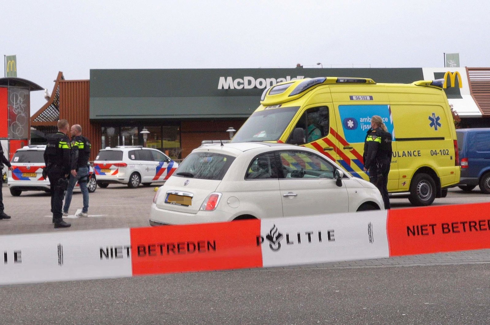 Police officers stand guard outside the restaurant where two people were killed, in Zwolle, the Netherlands, March 30, 2022. (AFP PHOTO)