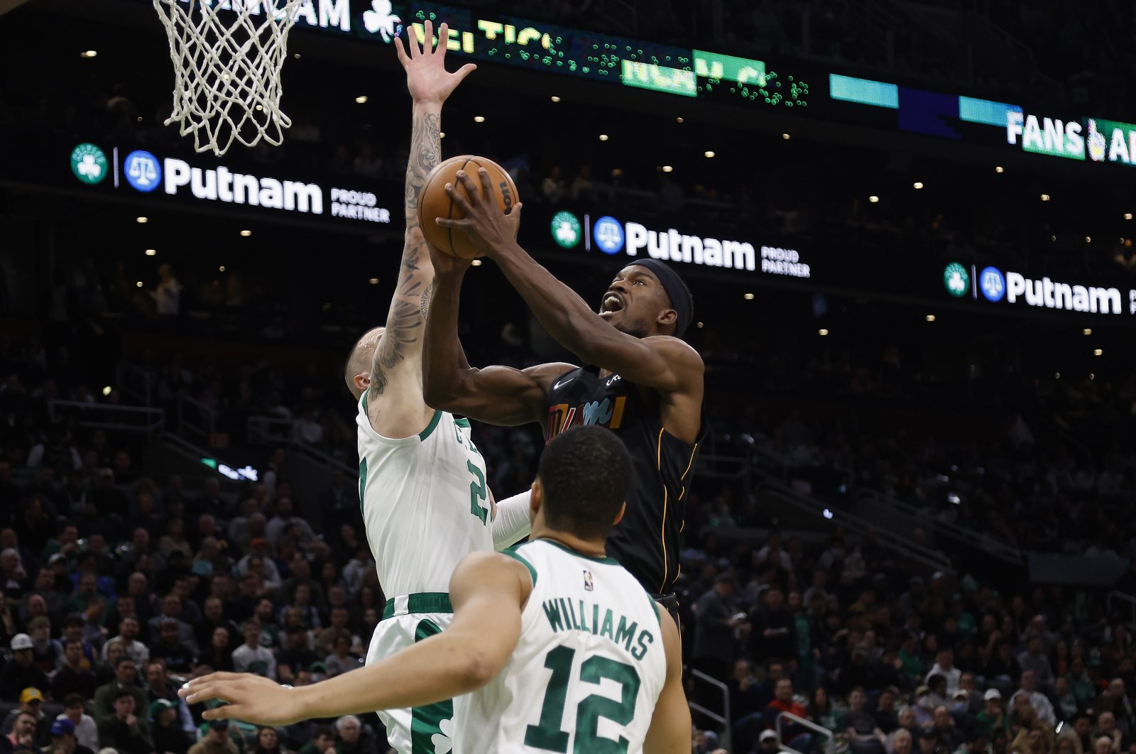 Heat&#039;s Jimmy Butler goes to the basket against the Celtics, Boston, Massachusetts, U.S., March 30, 2022. (AFP Photo)