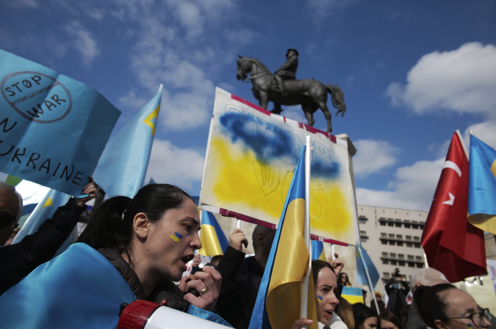 Ukrainians, Turks and Crimean Tatars stage a protest against the Russia's war in Ukraine, in Ankara, Turkey, Saturday, March 5, 2022. (AP Photo/Burhan Ozbilici)