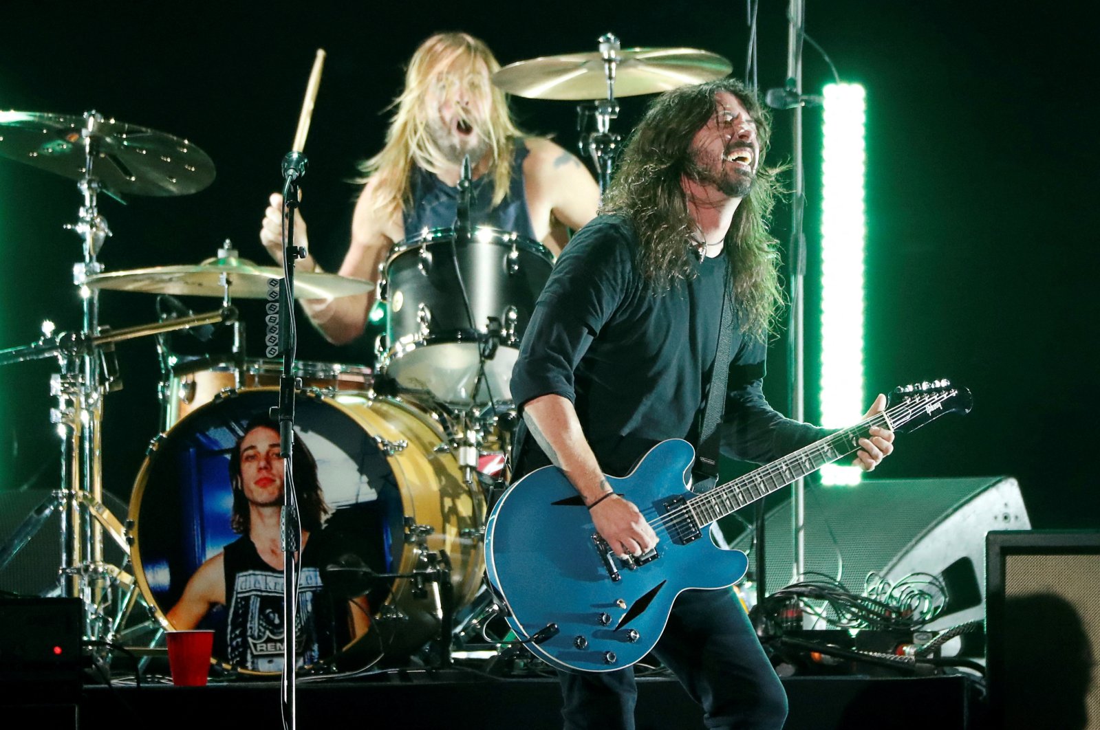 Foo Fighters membatalkan tur dunia setelah kematian Hawkins
