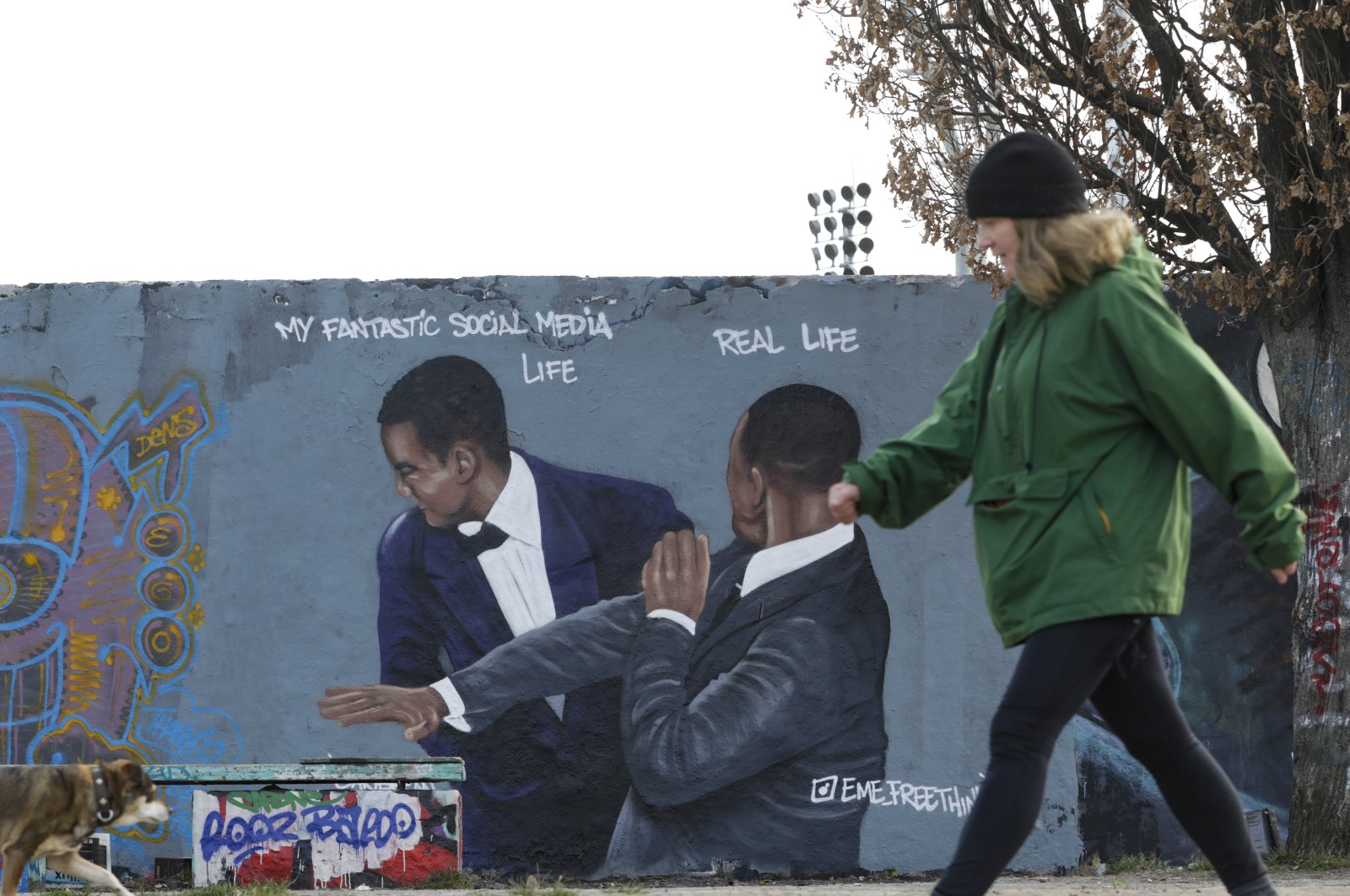 Momen menampar Will Smith sekarang menjadi grafiti di tembok Berlin