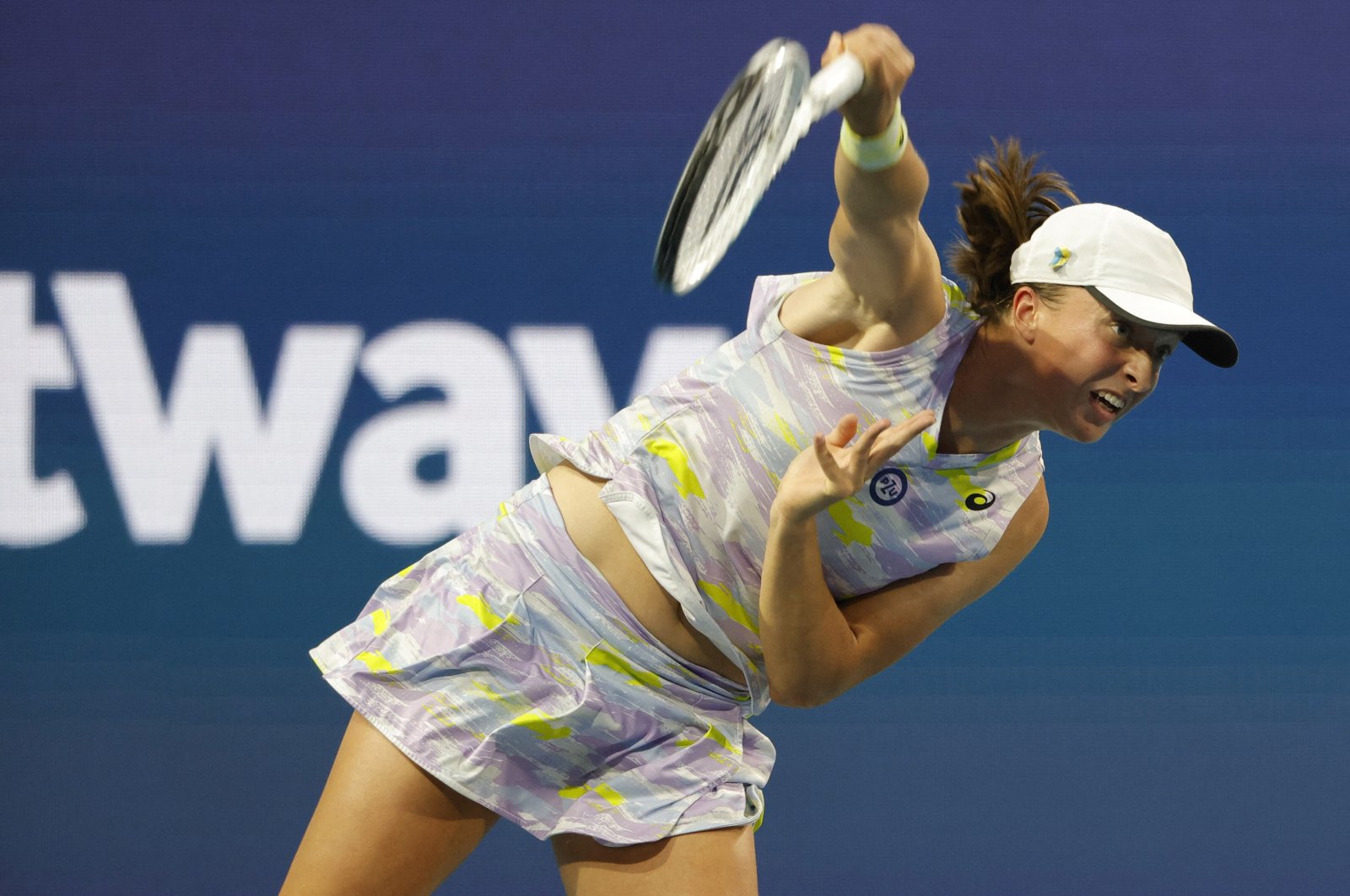 Iga Swiatek serves against Petra Kvitova in the Miami Open women&#039;s quarterfinal, Miami, U.S., Mar 30, 2022. (Reuters Photo)
