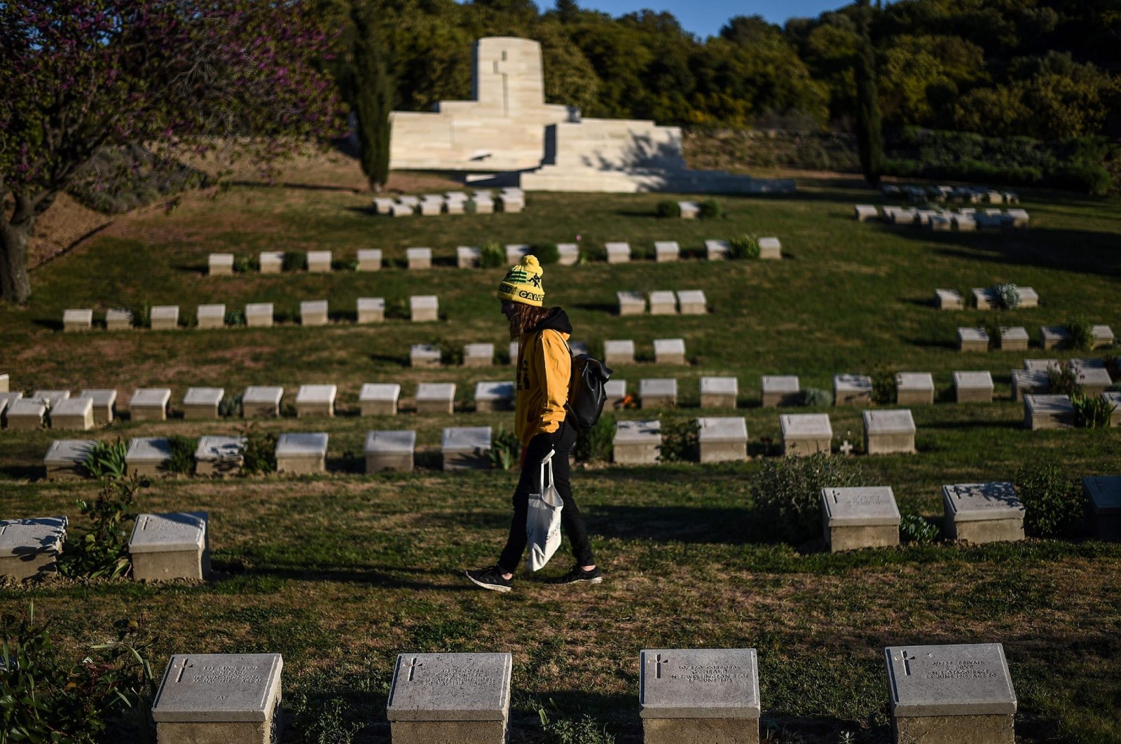 An Australian woman visits shrapnel valley cemetery during a ceremony marking Anzac Day in Gallipoli, Turkey, April 25, 2017. (AFP Photo)