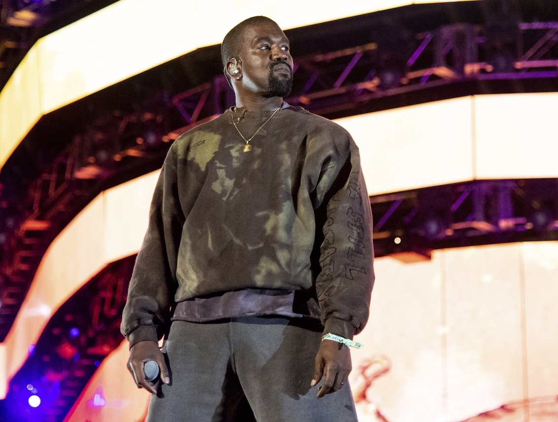 File foto ini memperlihatkan Kanye West tampil di Coachella Music & Arts Festival di Indio, California, AS, 20 April 2019. (AP)