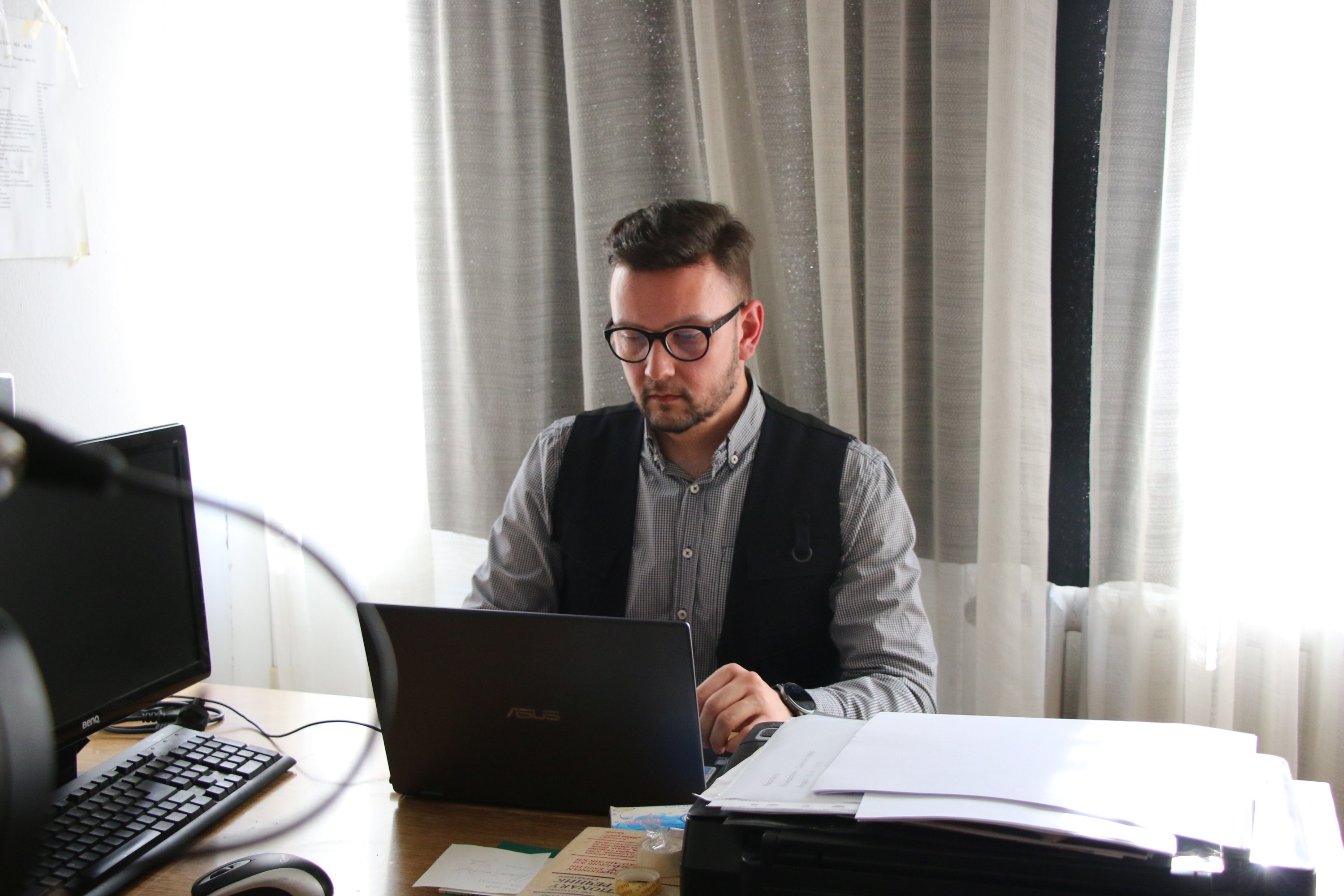Nikola Nastoski berpose saat mengerjakan komputernya, Skopje, Makedonia, 31 Maret 2022. (AA) 