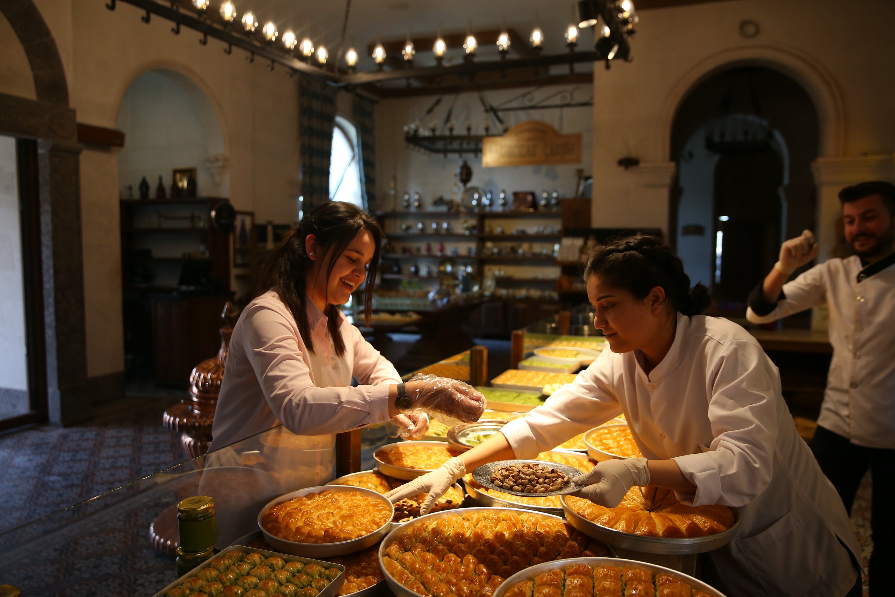 Koki Gaziantep menyiapkan baklava untuk Ramadhan, Gaziantep, Turki, 31 Maret 2022. (AA Photo)