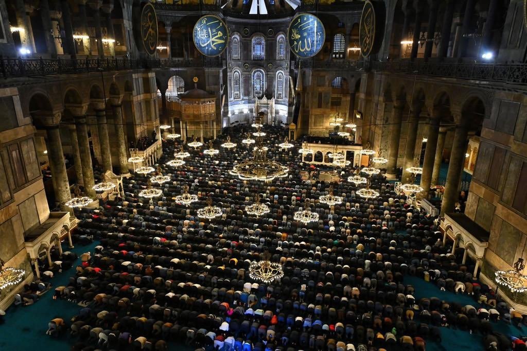 Umat ​​beriman terlihat melakukan shalat Tarawih pada malam pertama bulan suci Ramadhan di Masjid Agung Hagia Sophia di Istanbul, Turki, 1 April 2022 (Foto DHA)