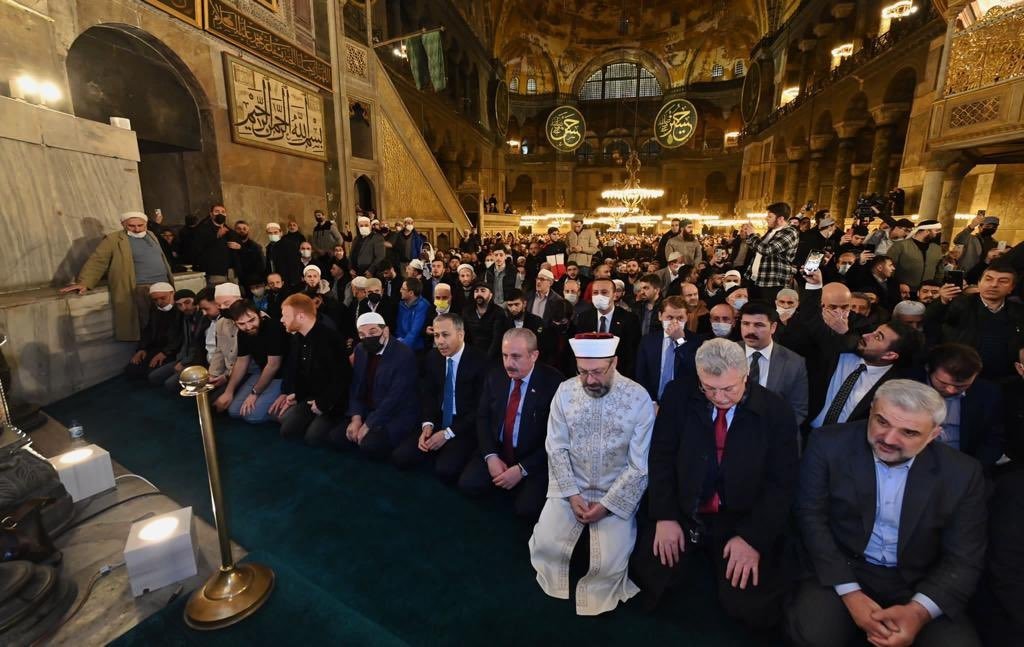 Profesor Ali Erba, kepala Kepresidenan Urusan Agama (Diyanet), terlihat memimpin shalat Tarawih pertama dalam 88 tahun pada malam pertama bulan suci Ramadhan di Masjid Agung Hagia Sophia di Istanbul, Turki, 1 April 2022 (Foto DHA)