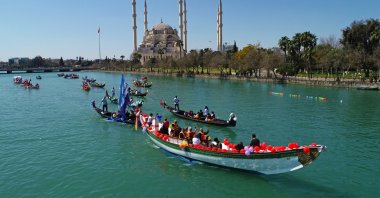 A general view of participants in their canoes along Seyhan River as part of the Adana International Orange Blossom Carnival, Adana, Turkey, March 27, 2022. (AA Photo)