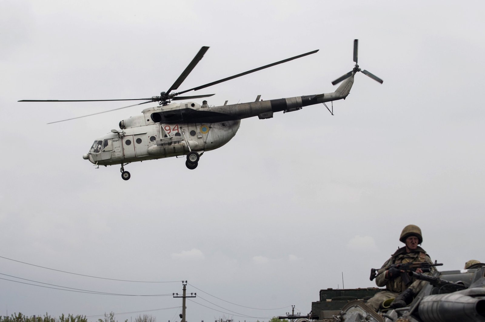 A Ukrainian military helicopter flies over a Ukrainian checkpoint near the town of Slaviansk in eastern Ukraine, May 2, 2014. (Reuters Photo)