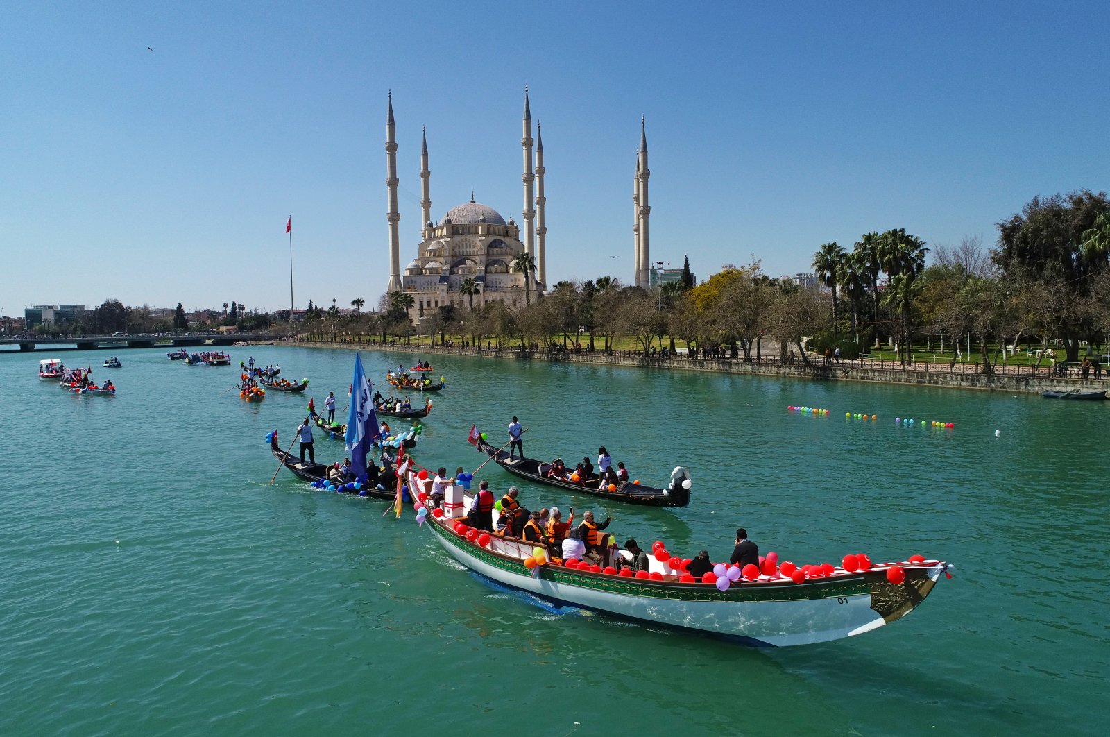 A general view of participants in their canoes along Seyhan River as part of the Adana International Orange Blossom Carnival, Adana, Turkey, March 27, 2022. (AA Photo)