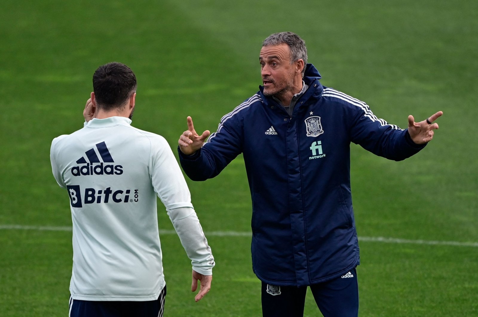 Spain&#039;s coach Luis Enrique (R) speaks with Spanish defender Dani Carvajal during a training session on the eve of a friendly between Spain and Iceland, La Coruna, Spain, March 28, 2022. (AFP Photo)