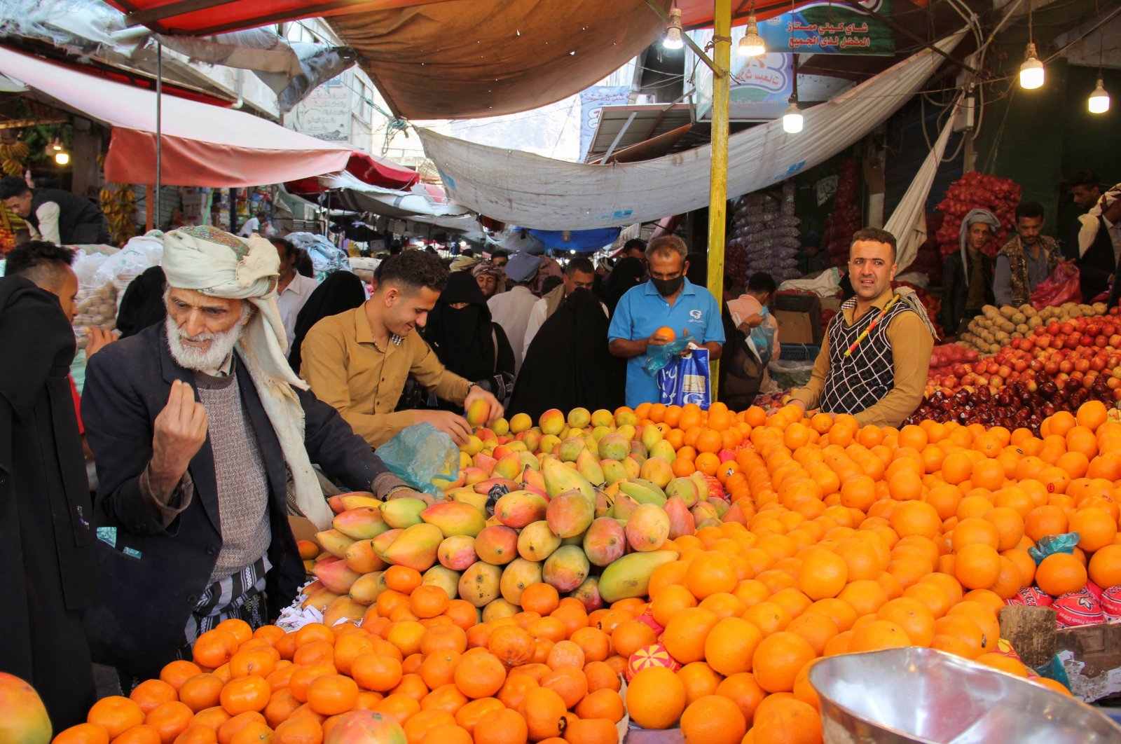 People shop for fruits hours before a two-month nationwide truce takes effect, in Taiz, Yemen, April 2, 2022. (Reuters Photo)