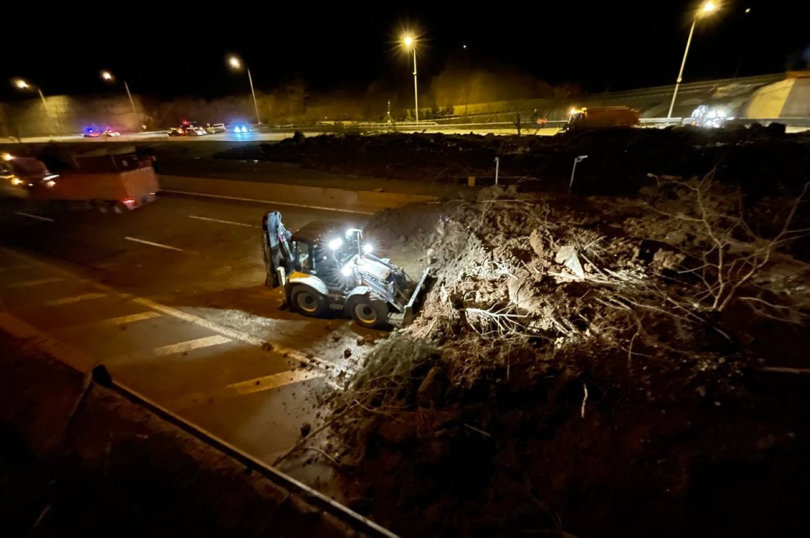 Tanah longsor di pintu keluar Terowongan Bolu mengganggu jalan raya Istanbul-Ankara