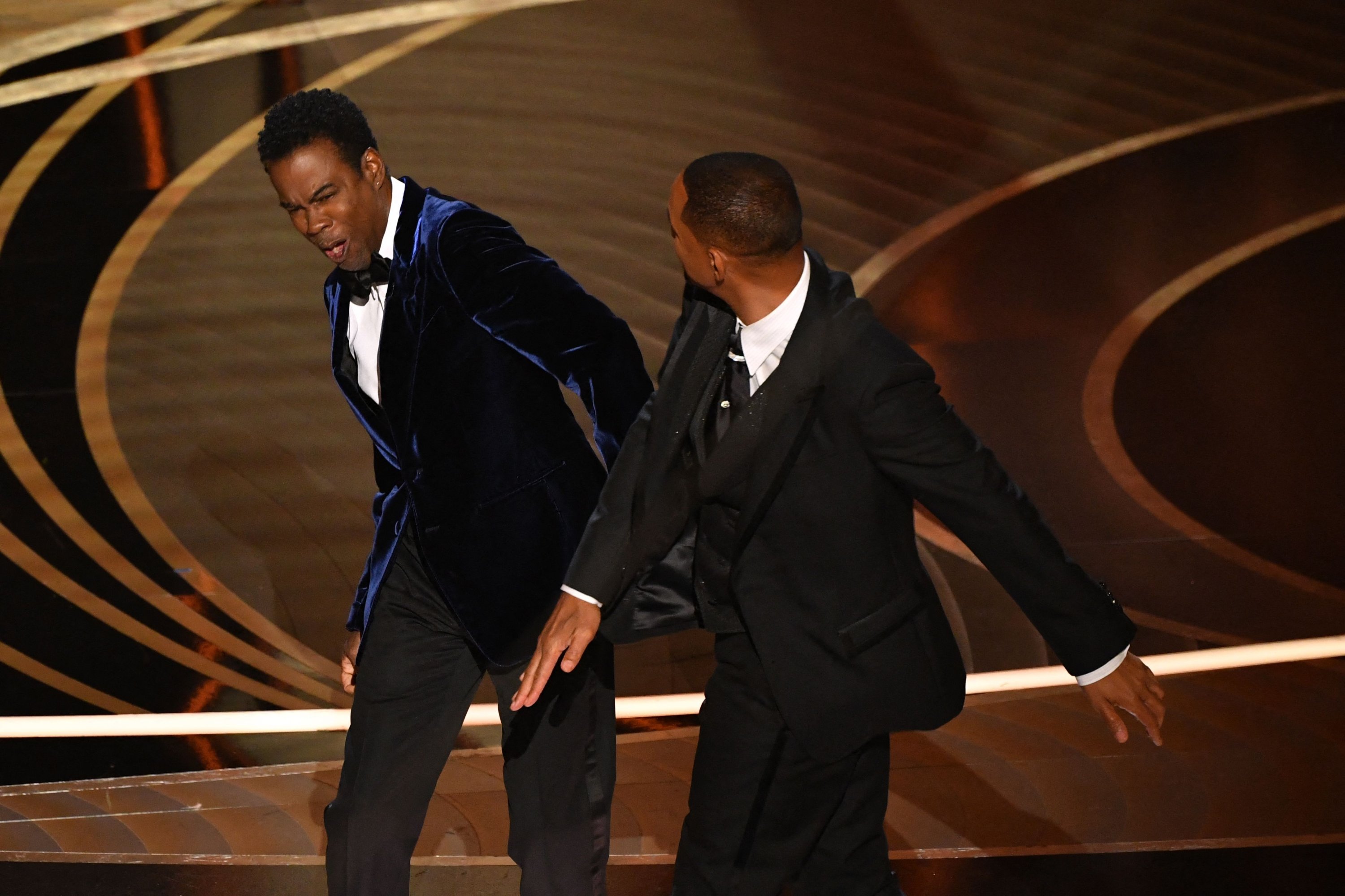 Aktor Will Smith (kanan) menampar sesama aktor AS Chris Rock di atas panggung selama Oscar ke-94 di Dolby Theatre di Hollywood, AS, 27 Maret 2022. (AFP File Photo)