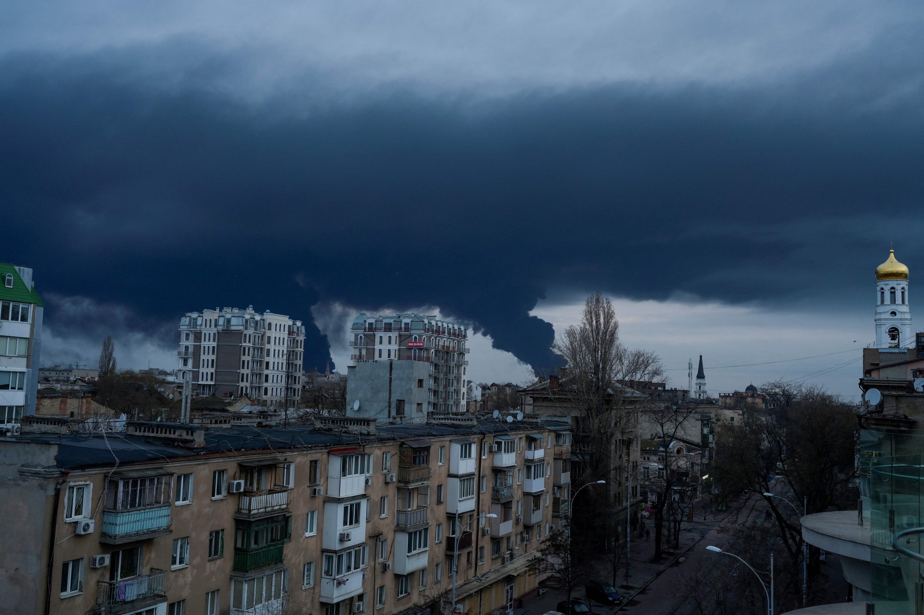 Asap mengepul setelah serangan tentara Rusia di Odessa, pada 3 April 2022. (AFP)