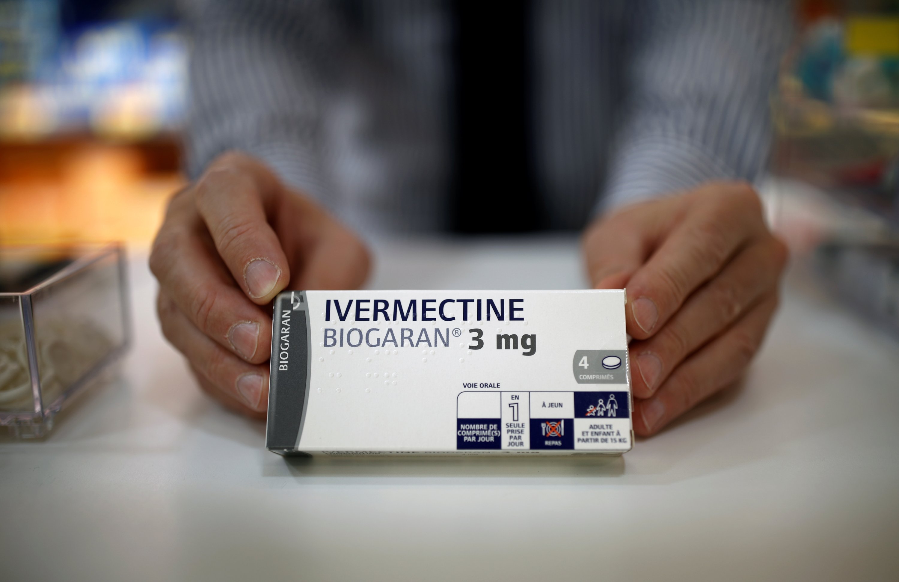 Sekotak obat Ivermectine, buatan Biogaran, dipajang di konter apotek, Paris, Prancis, 28 April 2020. (Foto Reuters)