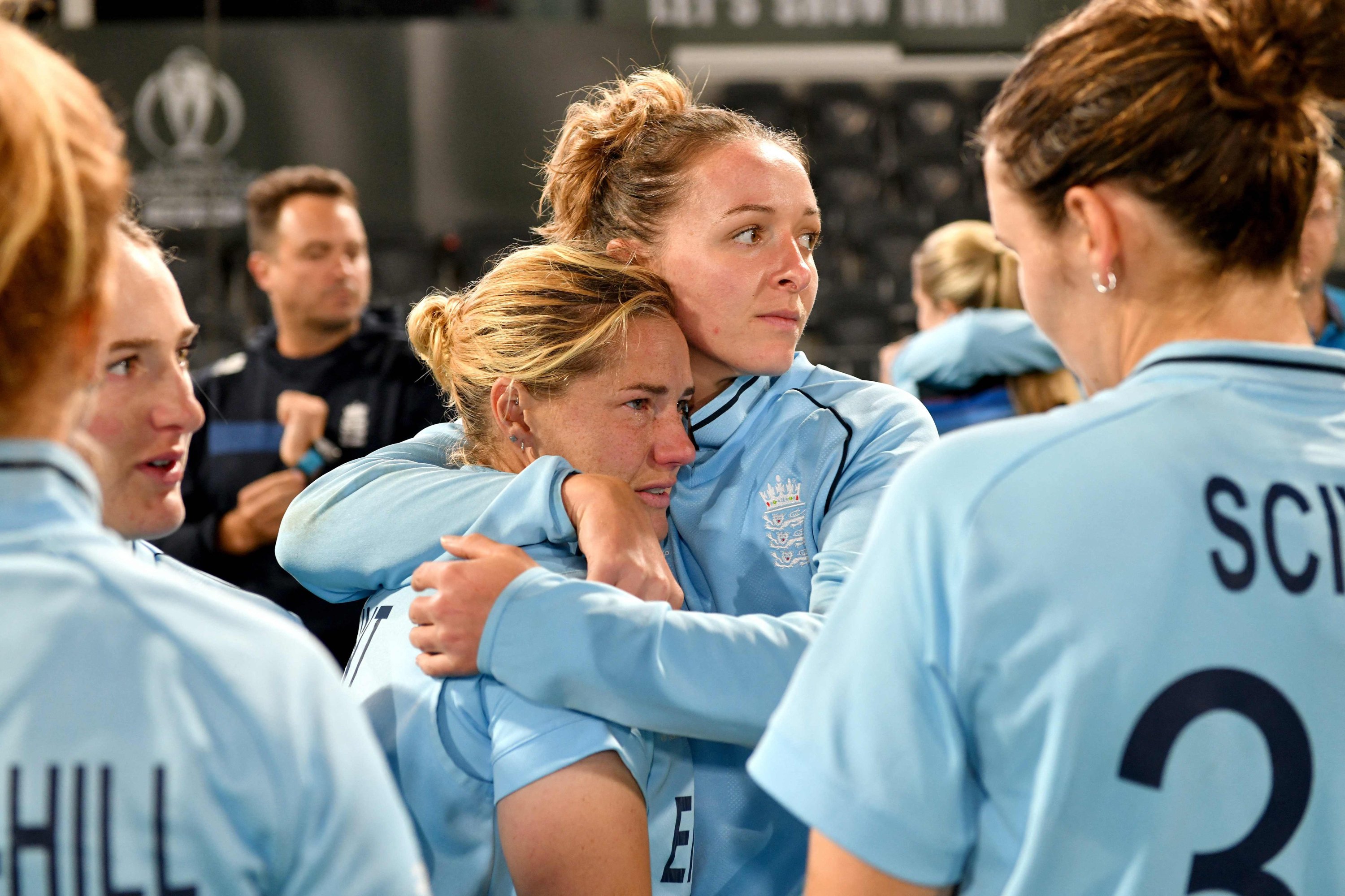 Kate Cross (kedua dari kanan) Inggris menghibur rekan setimnya Katherine Brunt setelah kekalahan mereka di final Piala Dunia Kriket Wanita melawan Australia, Christchurch, Selandia Baru, 3 April 2022. (AFP Photo)