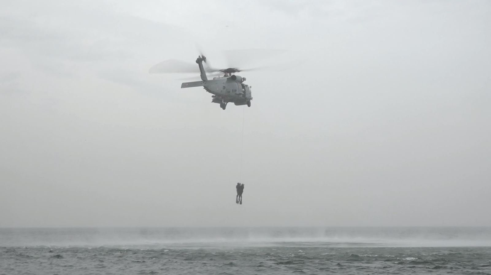 Helikopter militer Turki terlihat di atas kapal selama upaya pemindahan ranjau, 3 April 2022 (Foto DHA)