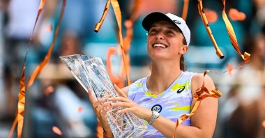 Iga Swiatek with the trophy after winning the Miami Open women’s finals, Miami Gardens, Florida, U.S., April 2, 2022. (AFP Photo)