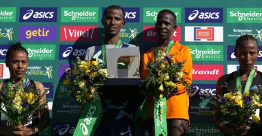 Deso Gelmisa (2nd L) and Judith Jeptum after the Paris Marathon, Paris, France, April 3, 2022. (AP Photo)