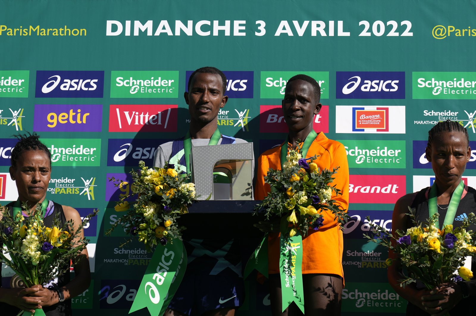 Deso Gelmisa (2nd L) and Judith Jeptum after the Paris Marathon, Paris, France, April 3, 2022. (AP Photo)