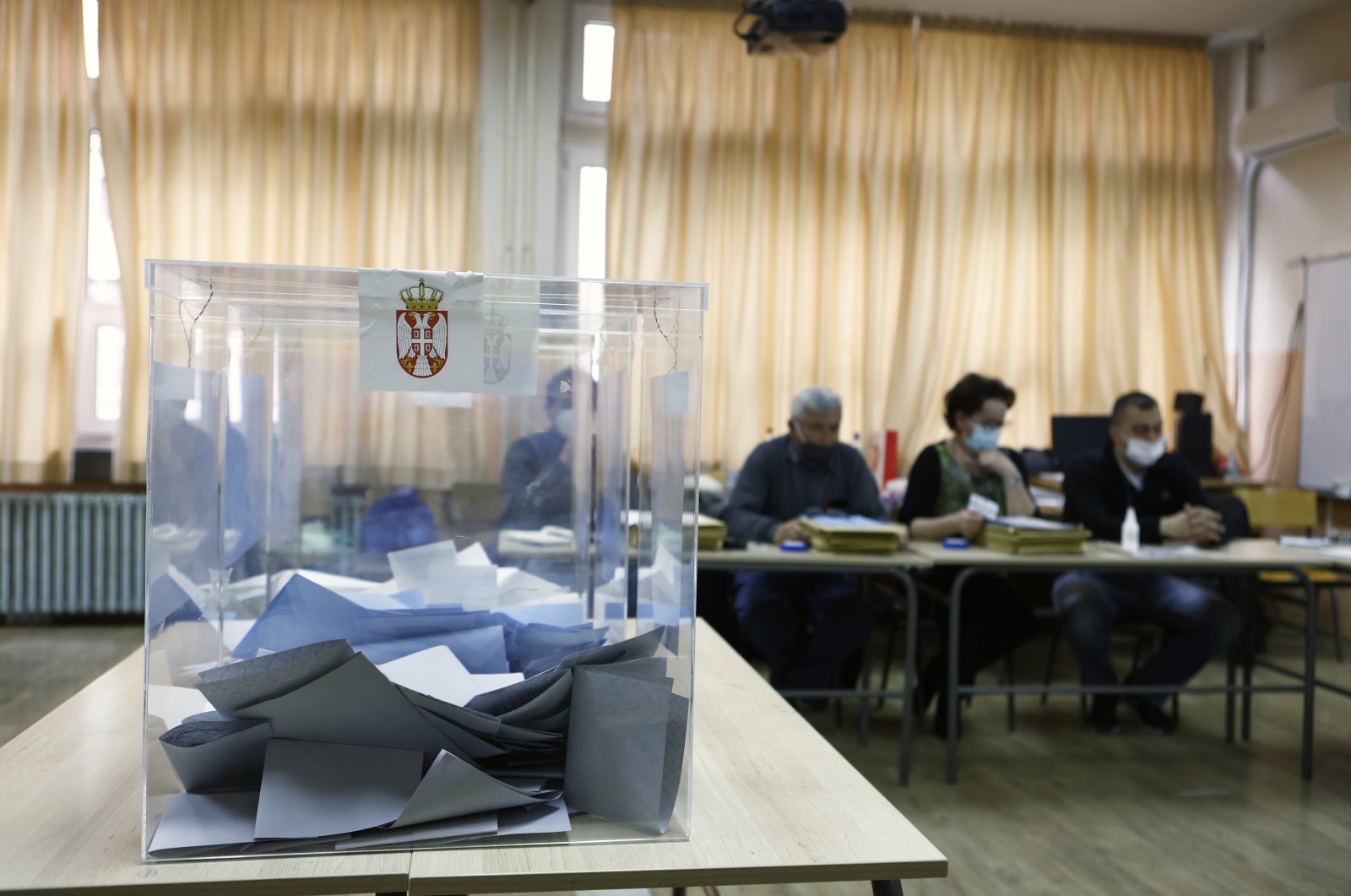 Pemilih di Serbia memberikan suara dalam pemilihan tiga kali
